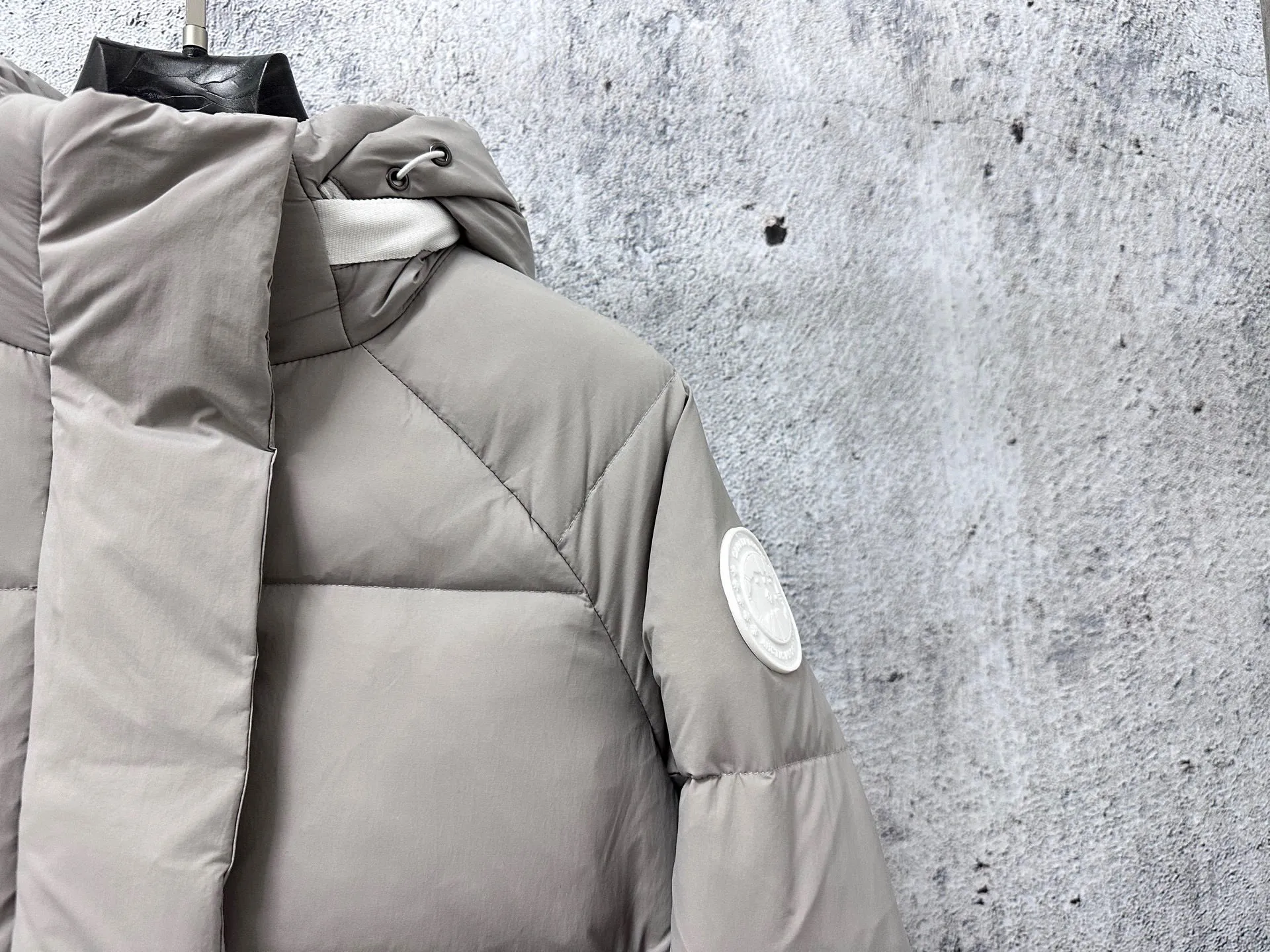 P740 【𝗖𝗔𝗡𝗔𝗗𝗔 𝗚𝗢𝗢𝗦𝗘】Capsule Series Macaron White Label Fabric: Made of soft EnduraLuxe fabric imported from DuPont, CORDURA, USA, which enhances the durability of easy-to-wear parts, is lightweight and durable; the liner is made of 400T anti-velvet gallbladder, which is comfortable, soft and non-velvet. : Equipped with a detachable hood, which can be adjusted in two directions, and is also filled with down, which brings greater softness and wrapping around the head and neck, and is full of warmth. This parka features white trim on the back and sides, and the hardware locks are all original and custom-made to match the muted fabric color. Goose label: The official website’s new series of silicone material labels, non-embroidery labels. Length: Fit hip-length. Size: XS-L